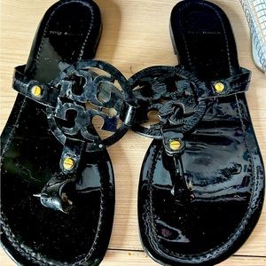 WELL LOVEEED TORY BURCH MILLERS IN CLASSIC BLACK. 🖤
